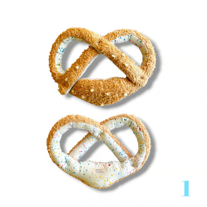 Brezel-Babyrassel Greifling für Babys und Kleinkinder aus Frottee und Baumwolle mit integrierter Rassel, karamell und creme, von goodies of desire