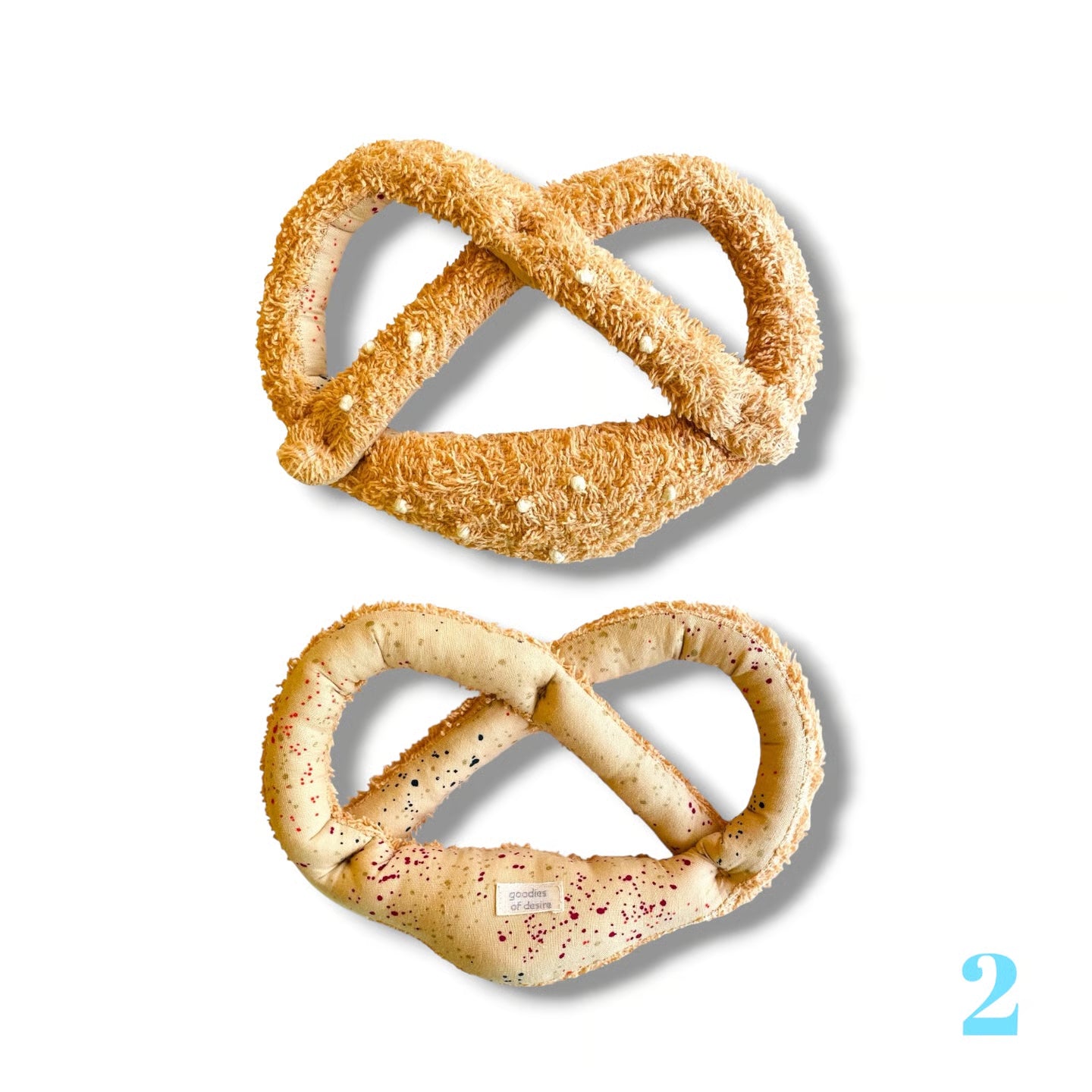Brezel-Babyrassel Greifling für Babys und Kleinkinder aus Frottee und Baumwolle mit integrierter Rassel, karamell und creme, von goodies of desire