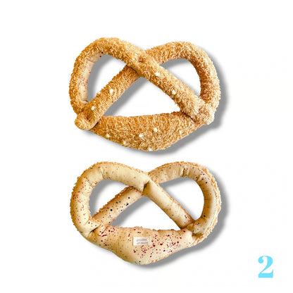 Brezel-Babyrassel Greifling für Babys und Kleinkinder aus Frottee und Baumwolle mit integrierter Rassel, karamell und creme, von goodies of desire