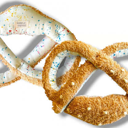 Brezel-Babyrassel Greifling für Babys und Kleinkinder aus Frottee und Baumwolle mit integrierter Rassel, karamell und creme, von goodies of desire