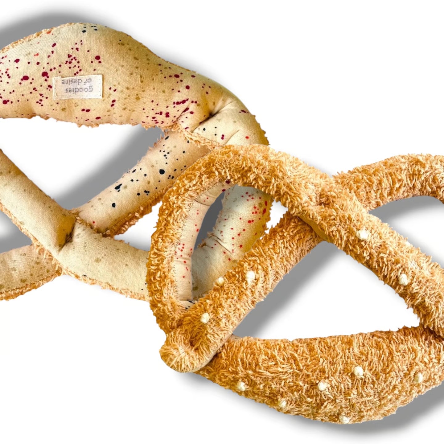 Brezel-Babyrassel Greifling für Babys und Kleinkinder aus Frottee und Baumwolle mit integrierter Rassel, karamell und creme, von goodies of desire