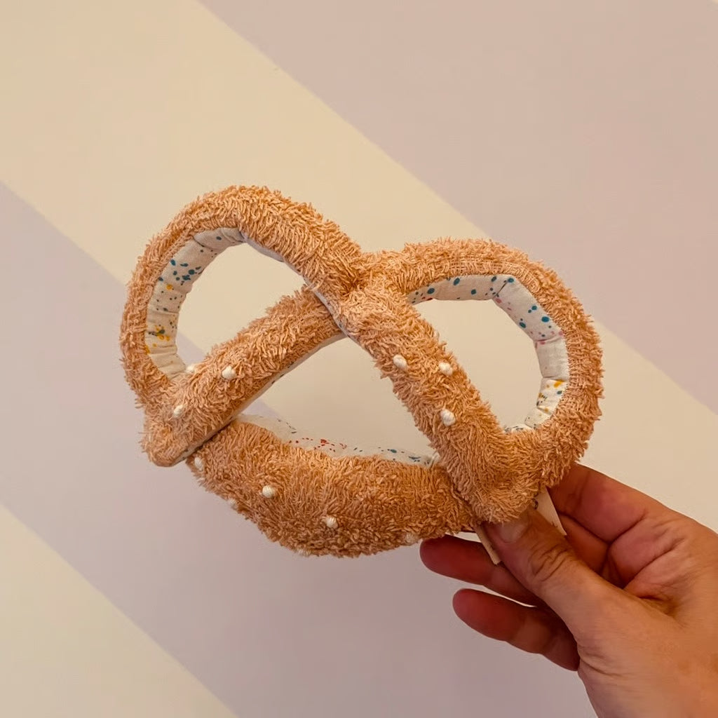Brezel-Babyrassel Greifling für Babys und Kleinkinder aus Frottee und Baumwolle mit integrierter Rassel, karamell und creme, von goodies of desire