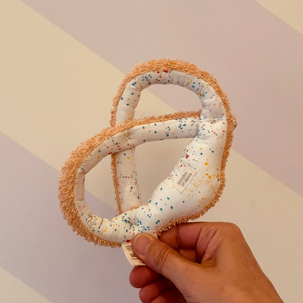 Brezel-Babyrassel Greifling für Babys und Kleinkinder aus Frottee und Baumwolle mit integrierter Rassel, karamell und creme, von goodies of desire