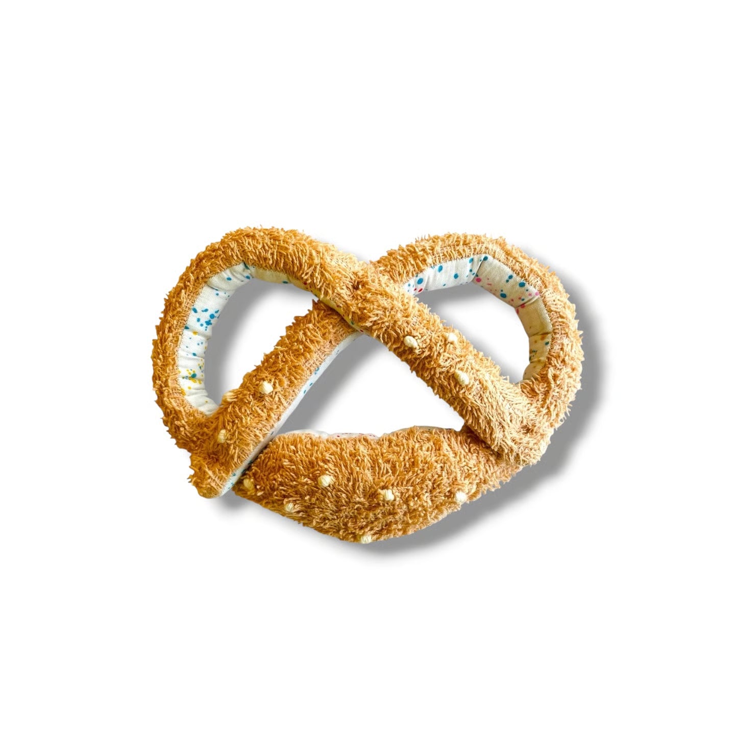Brezel-Babyrassel Greifling für Babys und Kleinkinder aus Frottee und Baumwolle mit integrierter Rassel, karamell und creme, von goodies of desire