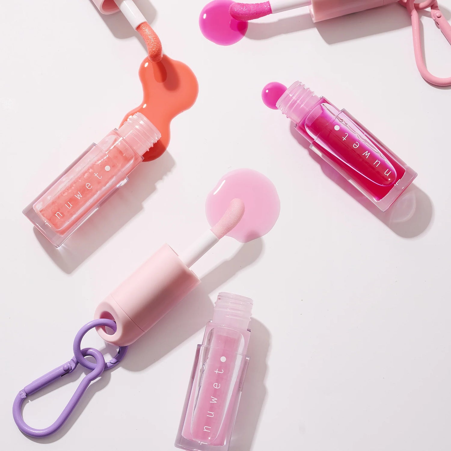 Lippenöle von Inuwet in verschiedenen Sorten mit buntem Design und fruchtigem Beauty-Accessoire