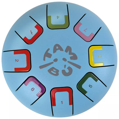 Das Baby Tambu von juegaconmigo mit Aufbewahrungstasche, Trommelstöcken, Trommelstockhalter und Notenbuch zum Aufstellen. 