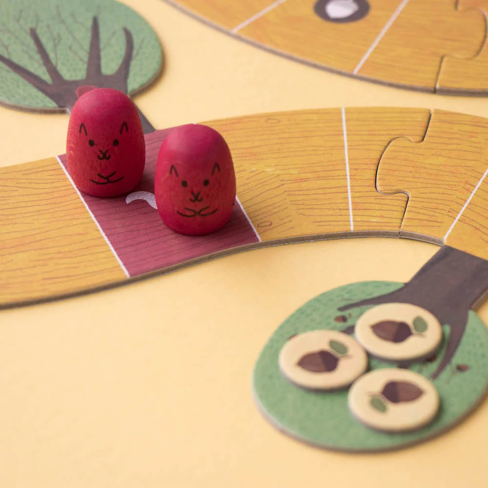 Aufgebautes londji WIN WIN WINTER Spielfeld mit Weg, Bäumen und Spielfiguren