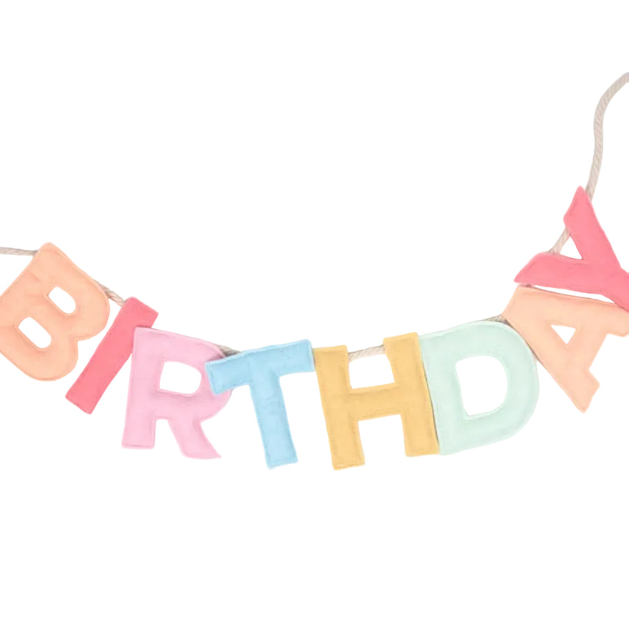 Meri Meri Happy Birthday Girlande aus buntem Filz mit gefüllten 3D-Buchstaben in Rot, Rosa, Pfirsich, Blau, Gelb und Mint – Detailansicht der Birthday-Buchstaben.