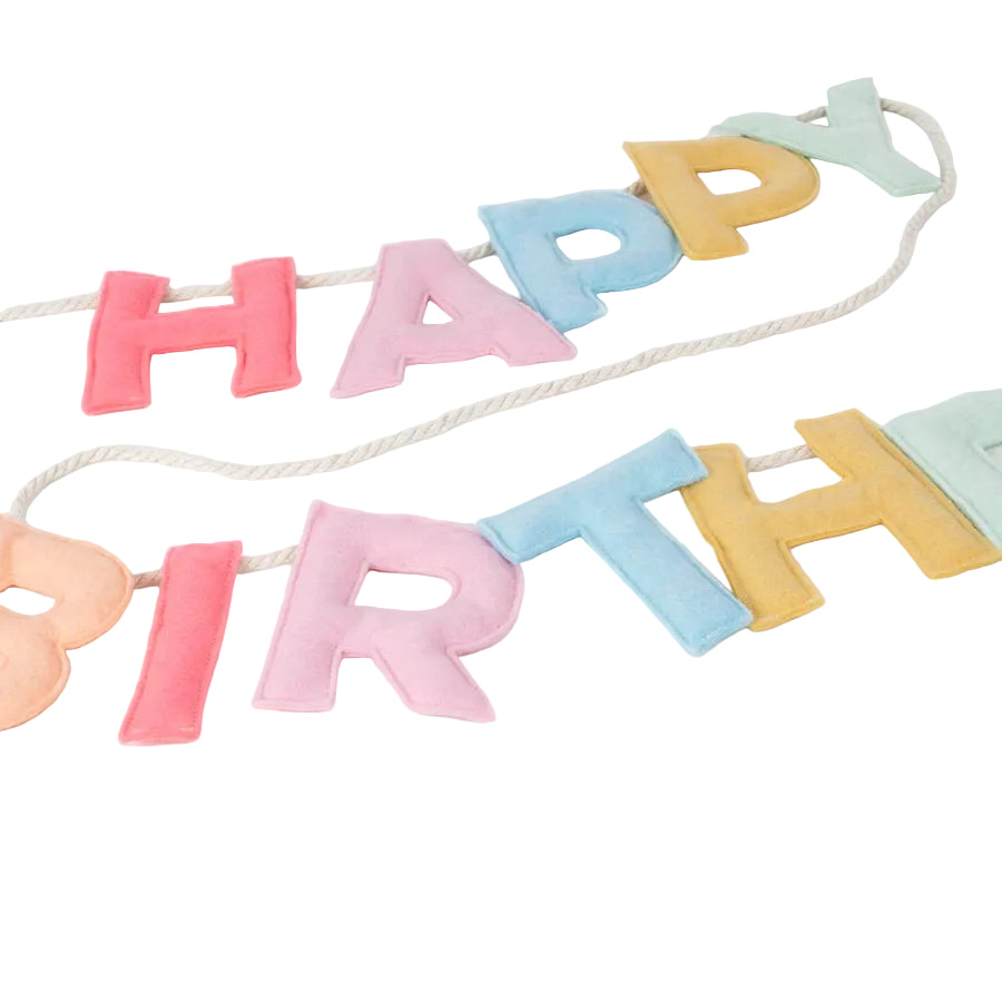 Meri Meri Happy Birthday Girlande aus buntem Filz mit gefüllten 3D-Buchstaben in Rot, Rosa, Pfirsich, Blau, Gelb und Mint – wiederverwendbare Geburtstagsdeko.