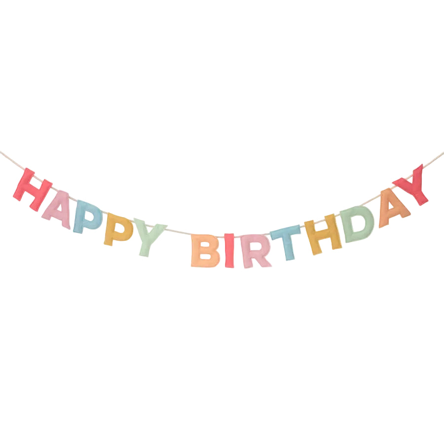 Meri Meri Happy Birthday Girlande aus buntem Filz mit gefüllten 3D-Buchstaben in Rot, Rosa, Pfirsich, Blau, Gelb und Mint – wiederverwendbare Geburtstagsdeko.