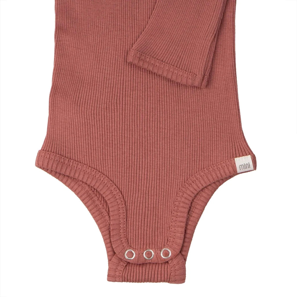 Detailansicht Druckknöpfe im Schritt von minimalisma Bono Baby Seidenbody in Antique Red aus Seide und Baumwolle für Babys