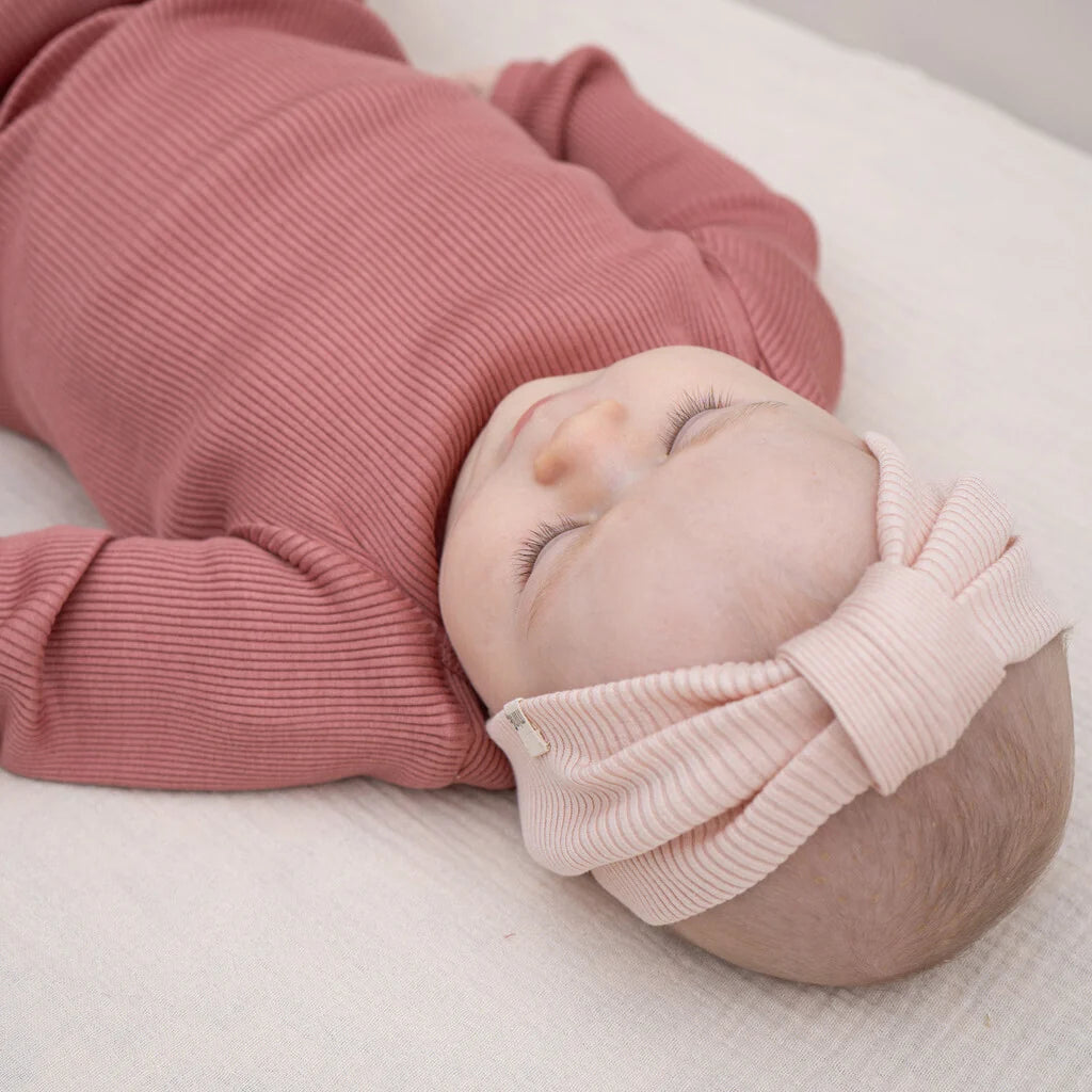 Baby trägt weichen Seidenbody Bono von minimalisma in Antique Red
