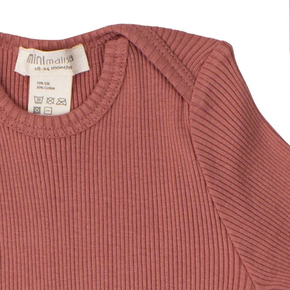 Detailansicht von Halsausschnitt minimalisma Bono Baby Seidenbody in Antique Red aus Seide und Baumwolle für Babys