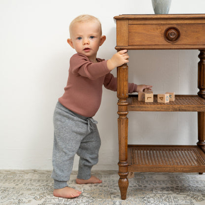 Baby-Seidenbody mit langen Ärmeln in der Farbe Antique Rose aus Seide, schlichtes und weiches Design für empfindliche Babyhaut