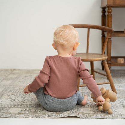 Baby-Seidenbody mit langen Ärmeln in der Farbe Antique Rose aus Seide, schlichtes und weiches Design für empfindliche Babyhaut
