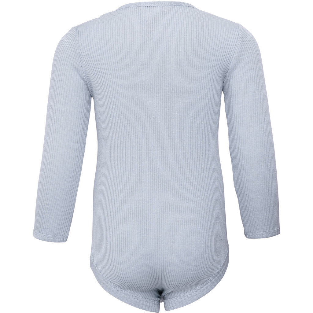 Baby-Seidenbody mit langen Ärmeln in der Farbe Clearwater aus hellblauer Seide, schlichtes und weiches Design für empfindliche Babyhaut
