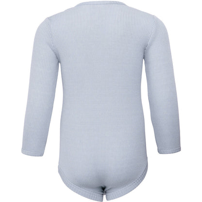 Baby-Seidenbody mit langen Ärmeln in der Farbe Clearwater aus hellblauer Seide, schlichtes und weiches Design für empfindliche Babyhaut