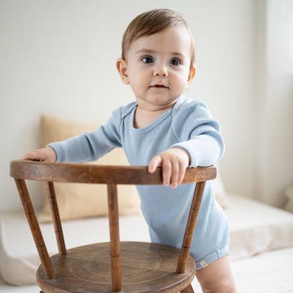 Baby-Seidenbody mit langen Ärmeln in der Farbe Clearwater aus hellblauer Seide, schlichtes und weiches Design für empfindliche Babyhaut