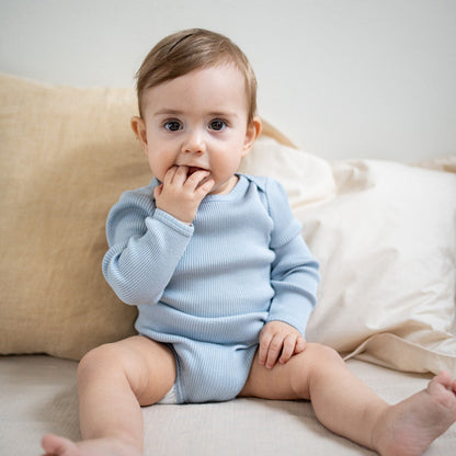 Baby-Seidenbody mit langen Ärmeln in der Farbe Clearwater aus hellblauer Seide, schlichtes und weiches Design für empfindliche Babyhaut
