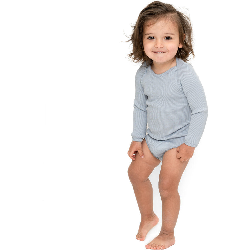 Baby-Seidenbody mit langen Ärmeln in der Farbe Clearwater aus hellblauer Seide, schlichtes und weiches Design für empfindliche Babyhaut