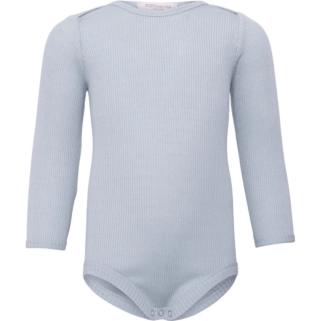 Baby-Seidenbody mit langen Ärmeln in der Farbe Clearwater aus hellblauer Seide, schlichtes und weiches Design für empfindliche Babyhaut