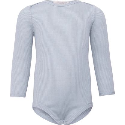 Baby-Seidenbody mit langen Ärmeln in der Farbe Clearwater aus hellblauer Seide, schlichtes und weiches Design für empfindliche Babyhaut