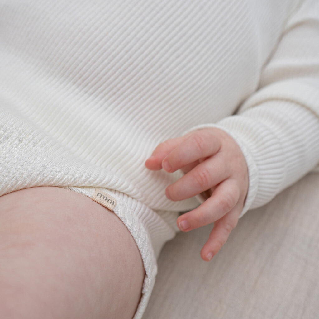 Baby-Seidenbody mit langen Ärmeln in der Farbe Cream aus beiger Seide, schlichtes und weiches Design für empfindliche Babyhaut