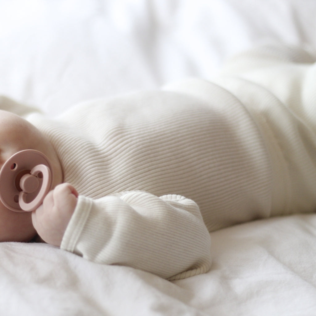 Baby-Seidenbody mit langen Ärmeln in der Farbe Cream aus beiger Seide, schlichtes und weiches Design für empfindliche Babyhaut