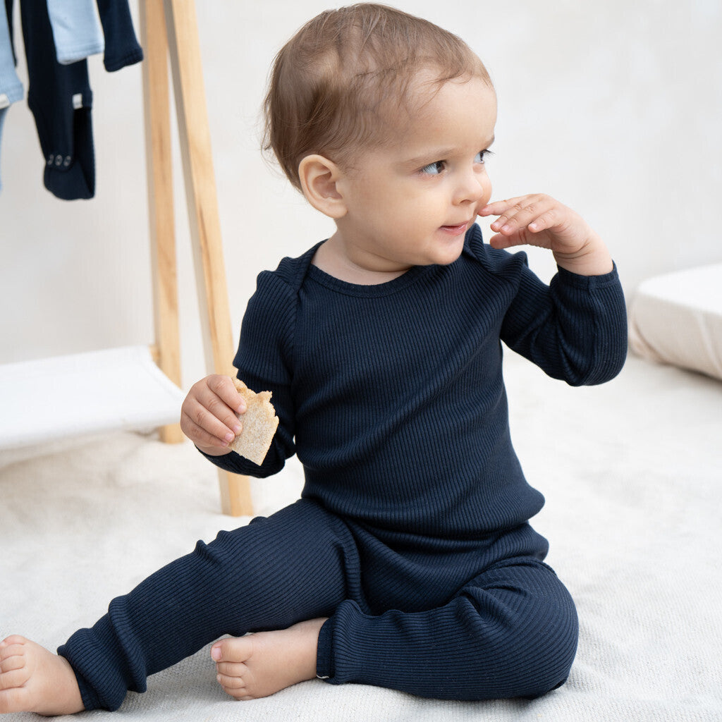 Baby-Seidenbody mit langen Ärmeln in der Farbe Dark Blue aus dunkelblauer Seide, schlichtes und weiches Design für empfindliche Babyhaut