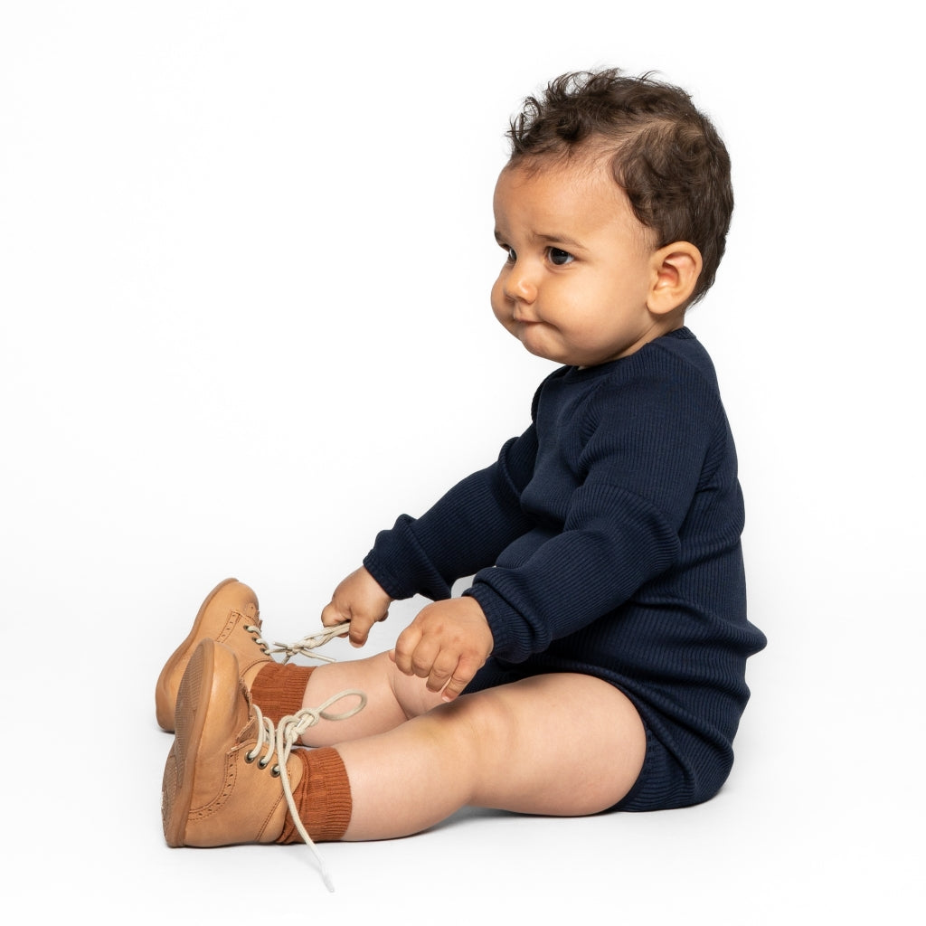 Baby-Seidenbody mit langen Ärmeln in der Farbe Dark Blue aus dunkelblauer Seide, schlichtes und weiches Design für empfindliche Babyhaut