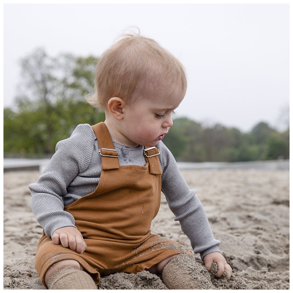 Baby-Seidenbody mit langen Ärmeln in der Farbe Grey Melange aus grauer Seide, schlichtes und weiches Design für empfindliche Babyhaut