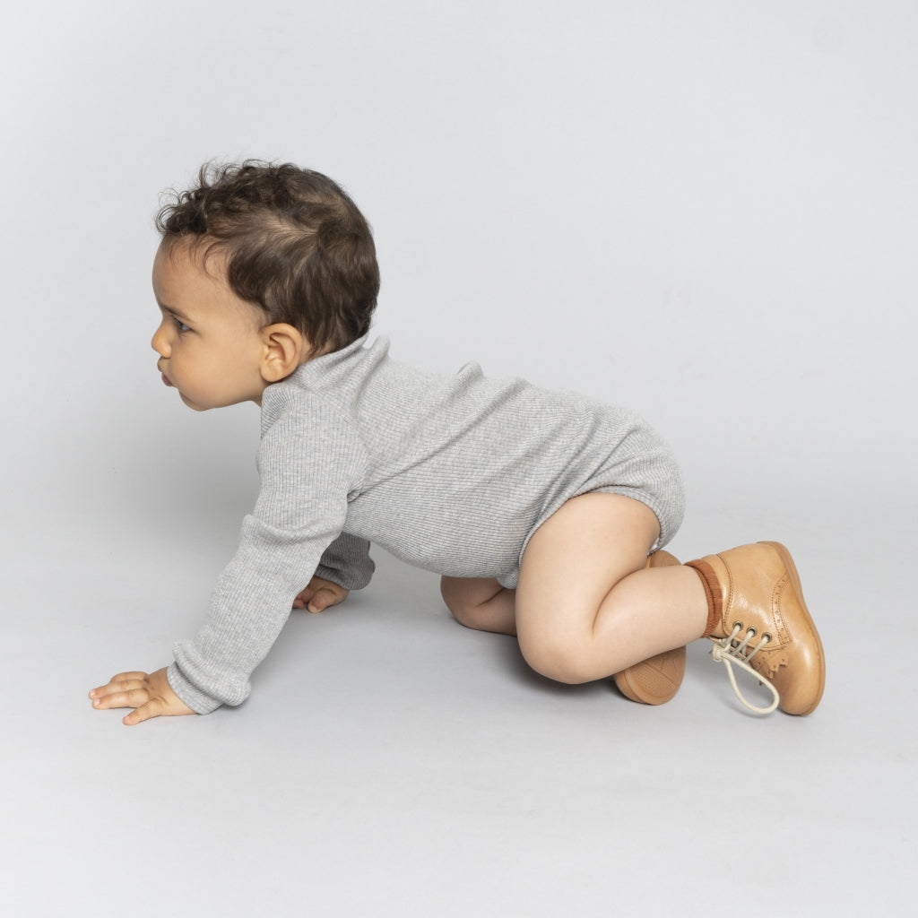 Baby-Seidenbody mit langen Ärmeln in der Farbe Grey Melange aus grauer Seide, schlichtes und weiches Design für empfindliche Babyhaut