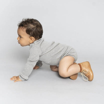 Baby-Seidenbody mit langen Ärmeln in der Farbe Grey Melange aus grauer Seide, schlichtes und weiches Design für empfindliche Babyhaut