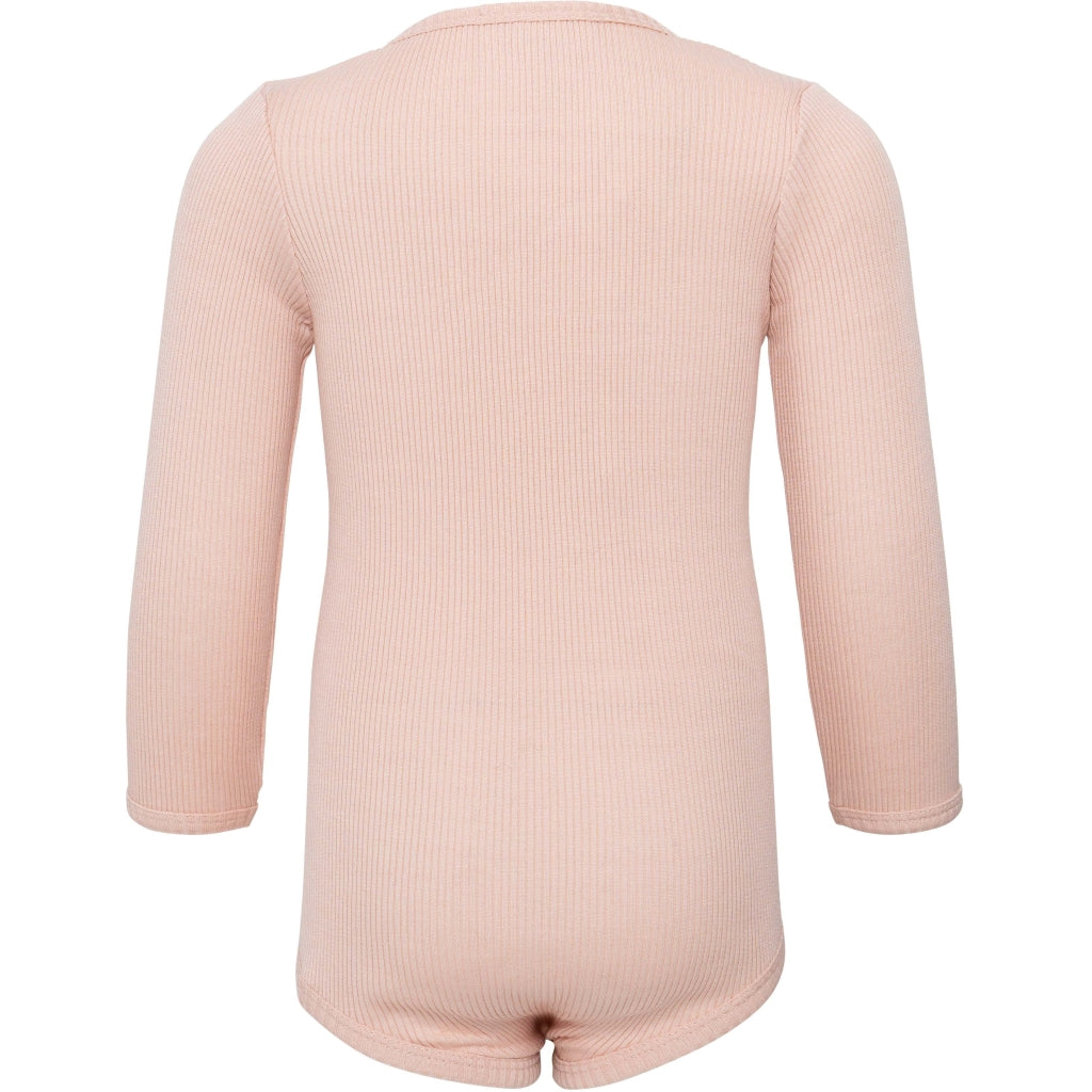 Baby-Seidenbody mit langen Ärmeln in der Farbe Sweet Rose aus hellrosa Seide, schlichtes und weiches Design für empfindliche Babyhaut