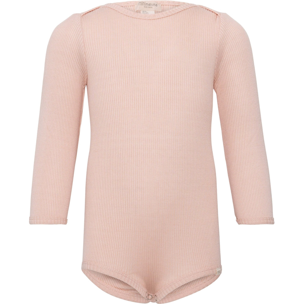 Baby-Seidenbody mit langen Ärmeln in der Farbe Sweet Rose aus hellrosa Seide, schlichtes und weiches Design für empfindliche Babyhaut