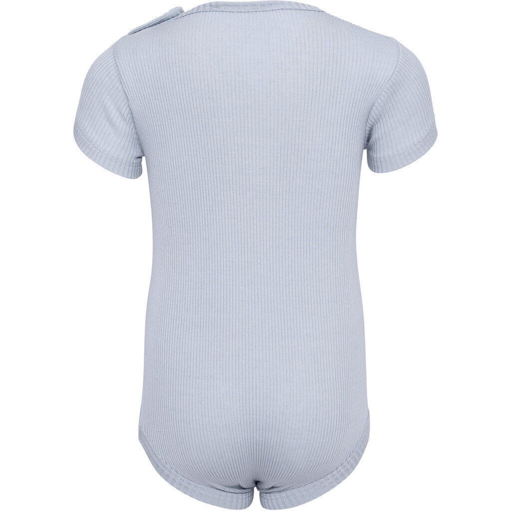 Baby-Seidenbody mit kurzen Ärmeln in der Farbe Clearwater aus hellblauer Seide, schlichtes und weiches Design für empfindliche Babyhaut