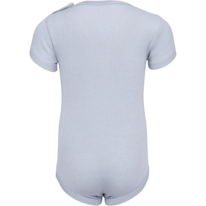 Baby-Seidenbody mit kurzen Ärmeln in der Farbe Clearwater aus hellblauer Seide, schlichtes und weiches Design für empfindliche Babyhaut