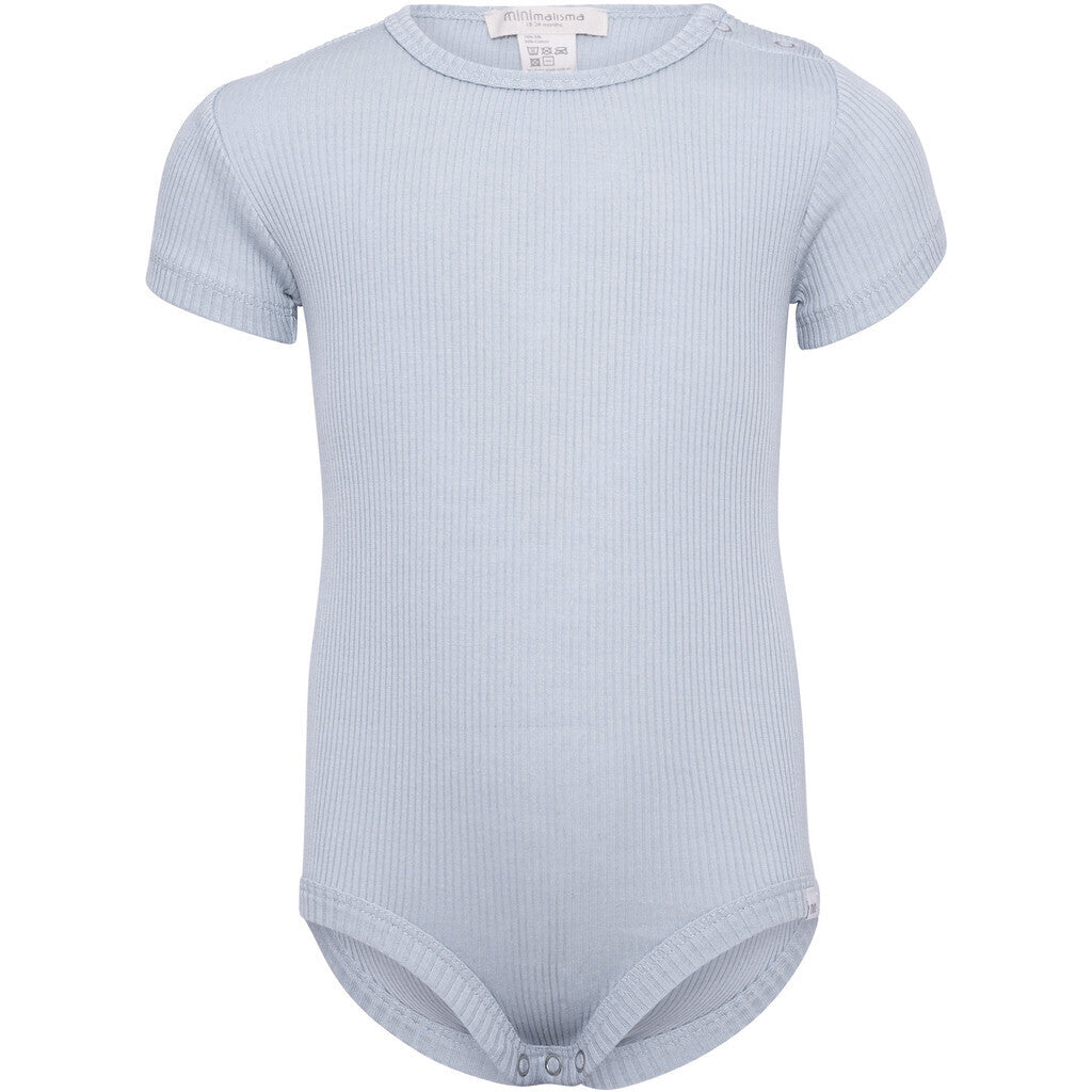 Baby-Seidenbody mit kurzen Ärmeln in der Farbe Clearwater aus hellblauer Seide, schlichtes und weiches Design für empfindliche Babyhaut