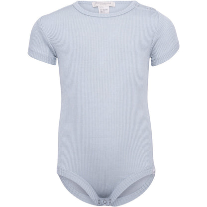 Baby-Seidenbody mit kurzen Ärmeln in der Farbe Clearwater aus hellblauer Seide, schlichtes und weiches Design für empfindliche Babyhaut