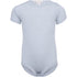 Baby-Seidenbody mit kurzen Ärmeln in der Farbe Clearwater aus hellblauer Seide, schlichtes und weiches Design für empfindliche Babyhaut