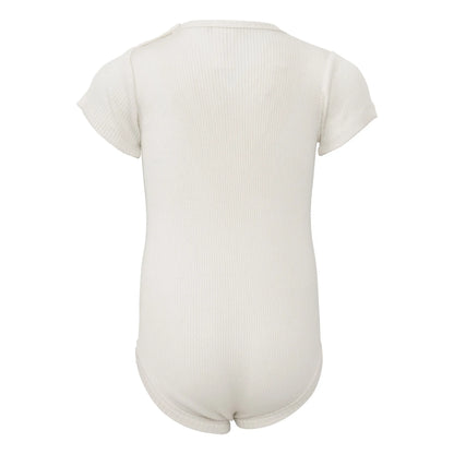 Baby-Seidenbody mit kurzen Ärmeln in der Farbe Cream aus beiger Seide, schlichtes und weiches Design für empfindliche Babyhaut
