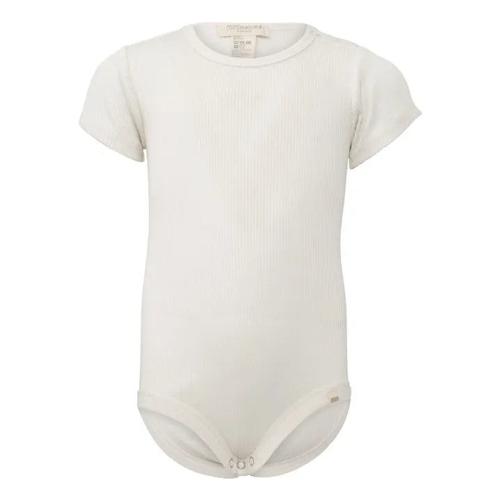 Baby-Seidenbody mit kurzen Ärmeln in der Farbe Cream aus beiger Seide, schlichtes und weiches Design für empfindliche Babyhaut