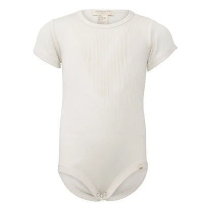 Baby-Seidenbody mit kurzen Ärmeln in der Farbe Cream aus beiger Seide, schlichtes und weiches Design für empfindliche Babyhaut