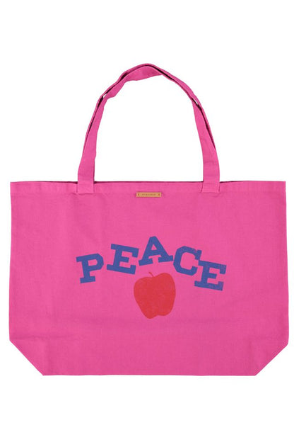 Fuchsiafarbene XL-Tragetasche mit blauem „PEACE“-Schriftzug und rotem Apfel-Print auf der Vorderseite, Rückseite ohne Motiv, aus robustem Stoff mit langen Tragehenkeln.