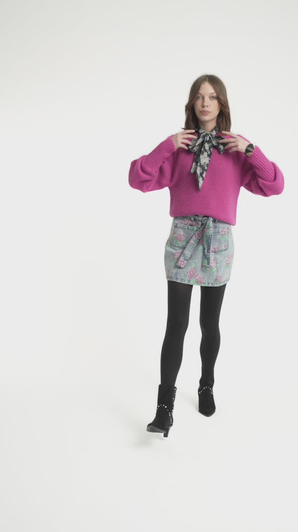 Video des Strickpullovers Soft Knit Fuchsia von Sisters Department mit Vorder-, Rück- und Detailansichten
