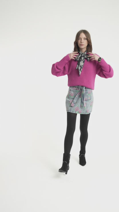Video des Strickpullovers Soft Knit Fuchsia von Sisters Department mit Vorder-, Rück- und Detailansichten