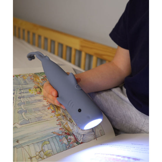 Taschenlampe für Kinder mit einstellbarer Helligkeit und super langer Akkulaufzeit von bis zu 90 Stunden.