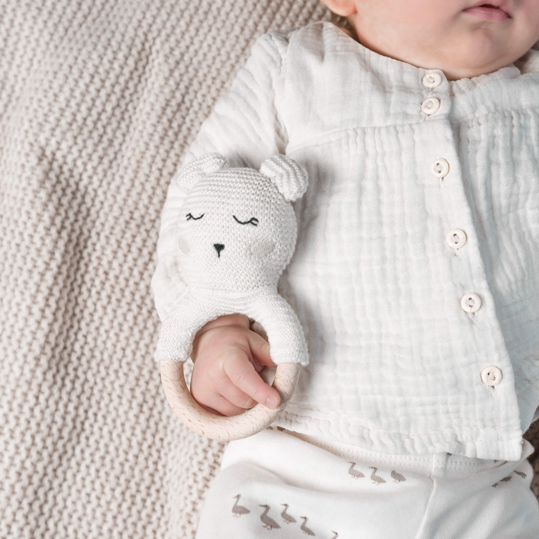 Baby Rassel Eisbär von Baby Bello.