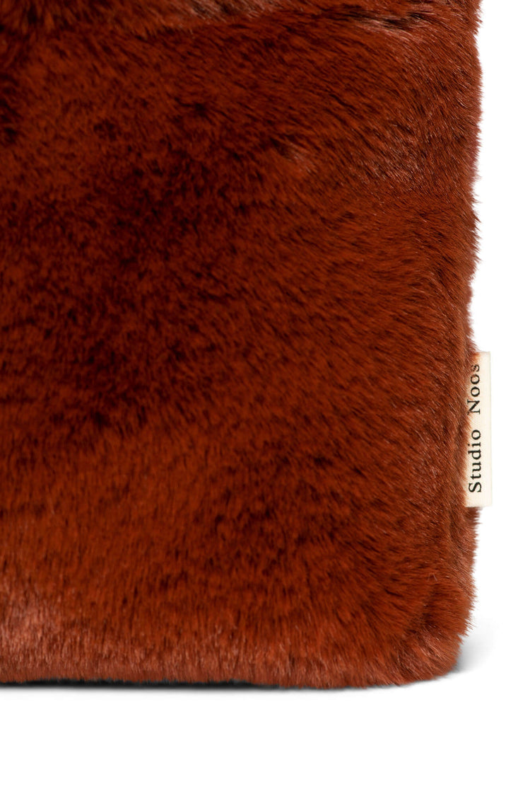 Fake Fur Mom Bag von Studio Noos.