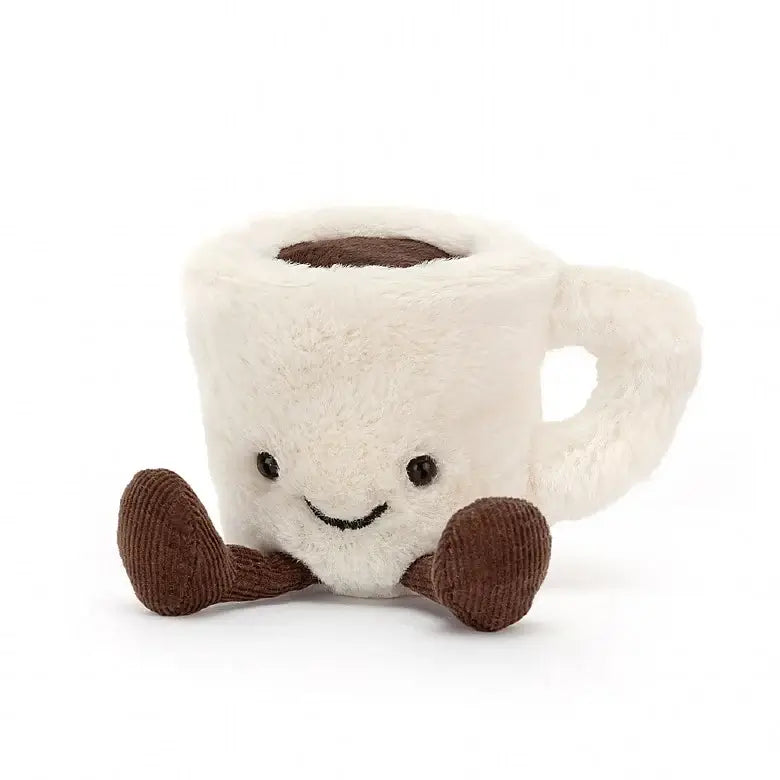 Vorderansicht: Jellycat Amuseables Espresso Cup – weiße Kuscheltier-Tasse mit dunkelbraunen Füßchen, Henkel, Espresso und lachendem Gesicht mit schwarzen Knopfaugen.
